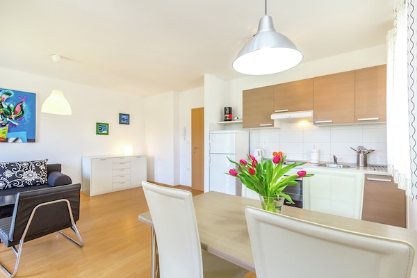 Op 500 m van zee: Modern appartement in centrum Premantura - thumbnail 3