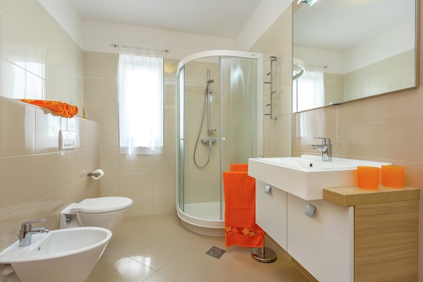 Op 500 m van zee: Modern appartement in centrum Premantura - thumbnail 6