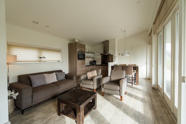 Stijlvolle Duinlodge Boomhiemke 7 – huisdiervriendelijk genieten op Ameland - thumbnail 1