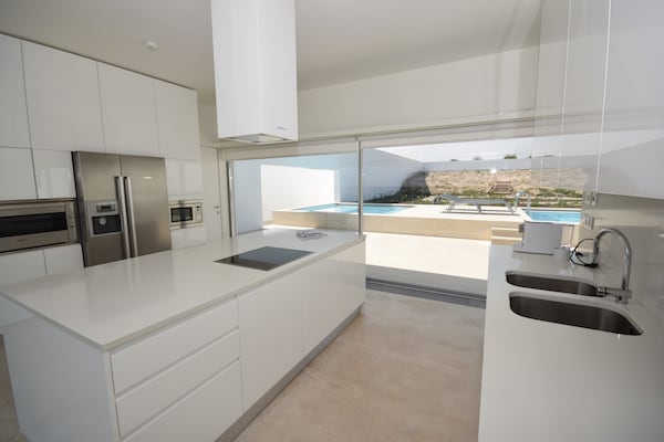 Villa Gonzalo: Luxe designvilla met privézwembad aan golfcourse in Óbidos - thumbnail 4