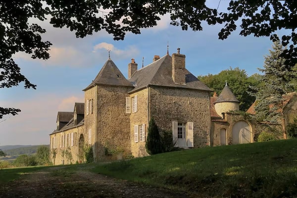 Torensuite in 15e-eeuws kasteel in de Morvan, eigen terras met uitzicht - thumbnail 1