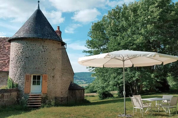 Torensuite in 15e-eeuws kasteel in de Morvan, eigen terras met uitzicht - thumbnail 2