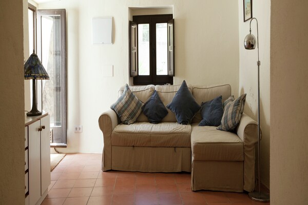 Vintage appartement aan de Costa Brava met open haard, vlakbij zee en meer - thumbnail 2