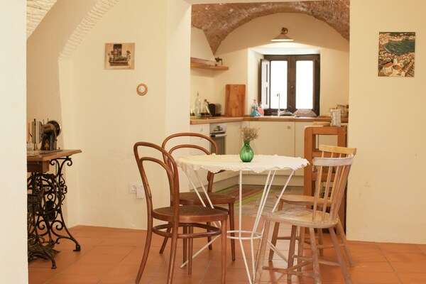 Vintage appartement aan de Costa Brava met open haard, vlakbij zee en meer - thumbnail 3