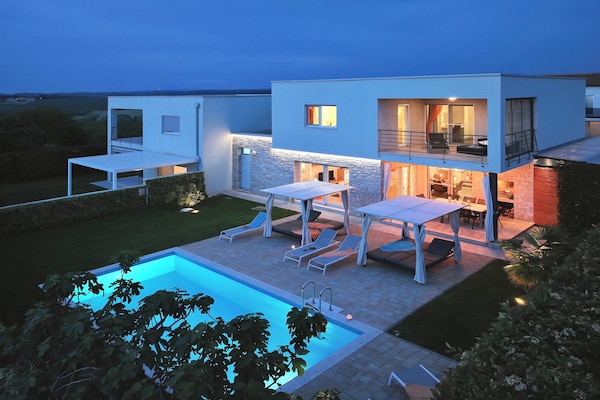 Villa Sky Dream: Jouw oase van rust met privézwembad nabij Novigrad - thumbnail 2