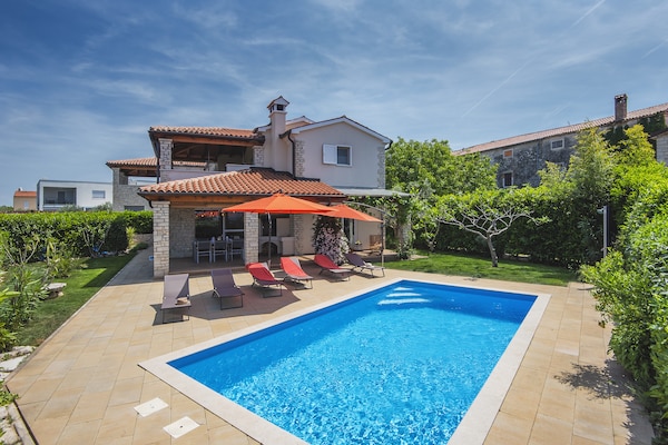 Moderne villa bij Novigrad met privézwembad en landelijk uitzicht - thumbnail 4