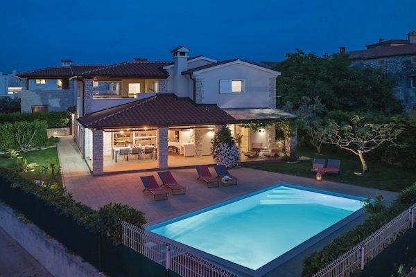 Moderne villa bij Novigrad met privézwembad en landelijk uitzicht - thumbnail 2