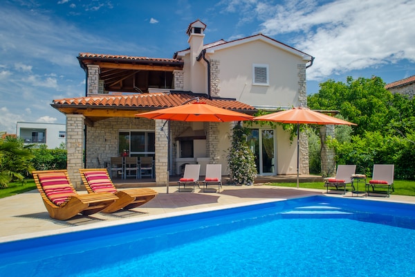 Moderne villa bij Novigrad met privézwembad en landelijk uitzicht - thumbnail 3