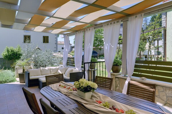 Moderne villa met privézwembad nabij Pula, 3 km van strand - thumbnail 2