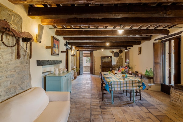 Landhuis met privézwembad in de heuvels van Monte San Martino - thumbnail 2