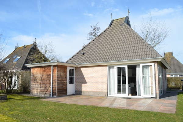 Luxe wellness bungalow aan het meer in Nationaal Park De Alde Feanen - thumbnail 1