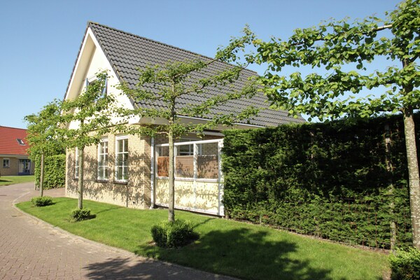 Villa Jean: Vrijstaand vakantiehuis met omheinde tuin in bosrijk Schoorl - thumbnail 1