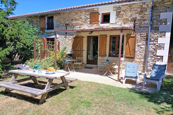 Authentiek landhuis met zwembad en tuin in Frontenay-sur-Dive - thumbnail 1