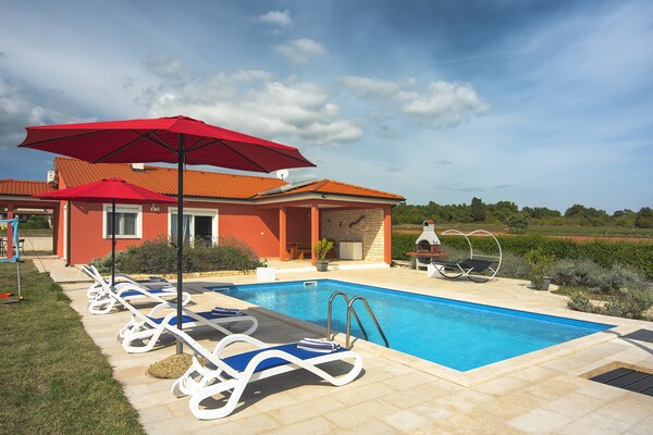 Villa Kata in Rebići: Ruime villa met privézwembad, tuin en zeezicht op 900m - thumbnail 1