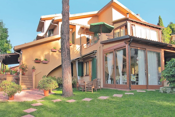 Ruim vakantiehuis met panoramisch zeezicht in de Toscaanse heuvels - thumbnail 1