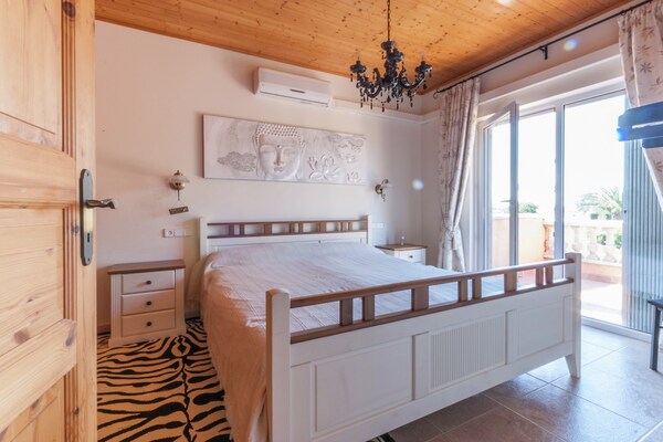 Ruim vakantiehuis met privézwembad, havenligplaats en omheinde tuin in Sant Pere Pescador - thumbnail 3