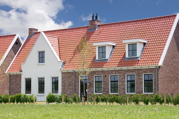 Luxe familievilla in Colijnsplaat met privé zwembad, sauna en tuin - thumbnail 1