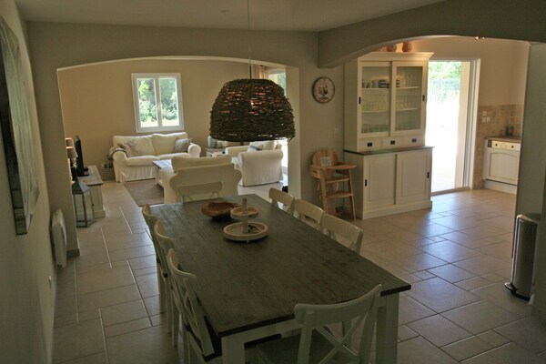 Moderne designvilla met privézwembad en uitzicht over wijngaarden - thumbnail 6