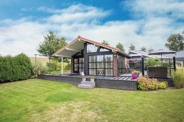 Charming Oosterschelde: luxe chalet aan golfbaan en natuur - thumbnail 1