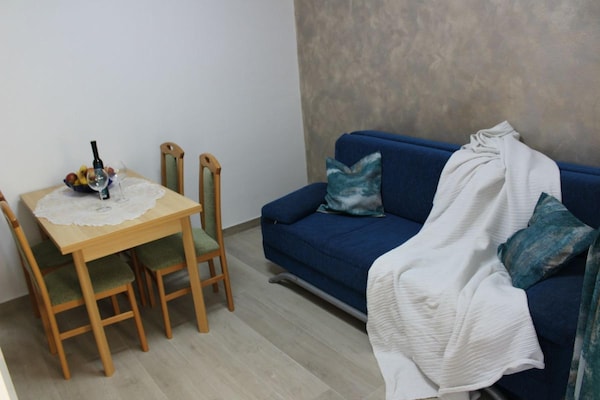 Appartement aan zee met privéstrand en bootligplaats in Stara Novalja - thumbnail 4