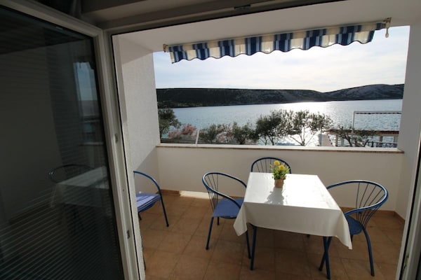 Appartement direct aan zee met privéstrand en bootligplaats in Stara Novalja - thumbnail 2