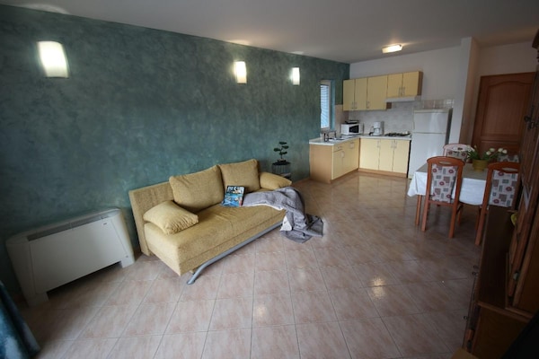 Appartement direct aan zee met privéstrand en bootligplaats in Stara Novalja - thumbnail 3