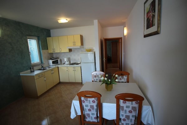 Appartement direct aan zee met privéstrand en bootligplaats in Stara Novalja - thumbnail 5
