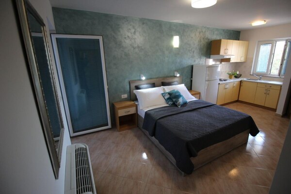Sv Marija 2: Appartement aan zee met privéstrand en aanlegsteiger in Stara Novalja - thumbnail 4