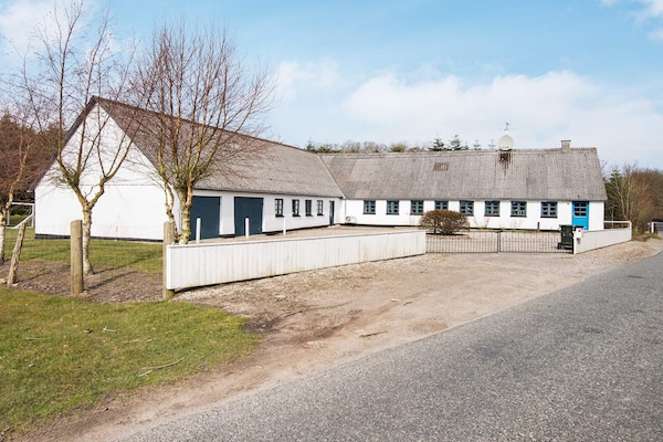 Compleet gerenoveerd vakantiehuis voor 14 personen met wellness & biljart bij Ørsted - thumbnail 3