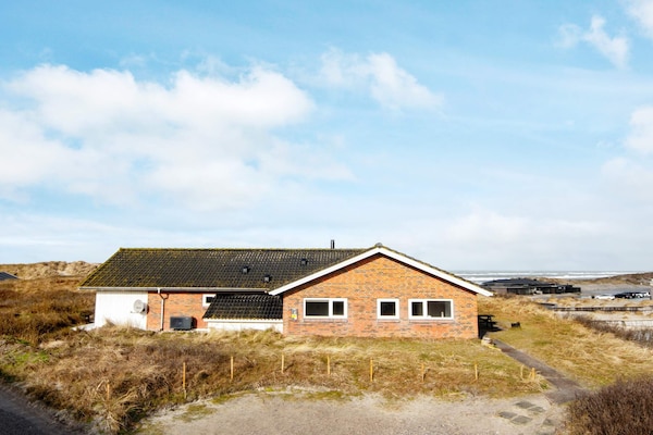 Ruim vakantiehuis in 1e duinenrij Henne met zwembad, sauna en deels zeezicht - thumbnail 1