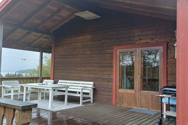 Vrijstaand houten vakantiehuis met uitzicht op de Ålefjord bij Skjold - thumbnail 4