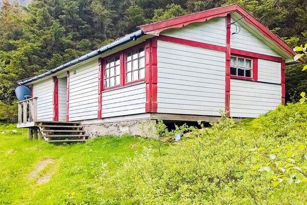 Eenvoudig vakantiehuis aan meer Skarsvatnet met boot en uitzicht op Åmøya - thumbnail 1