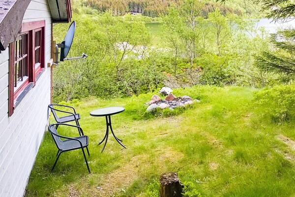 Eenvoudig vakantiehuis aan meer Skarsvatnet met boot en uitzicht op Åmøya - thumbnail 2