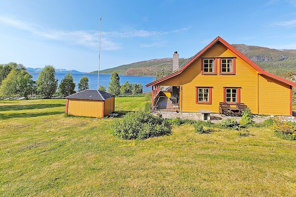 Knus houten vakantiehuis direct aan het water bij de Altafjord - thumbnail 3