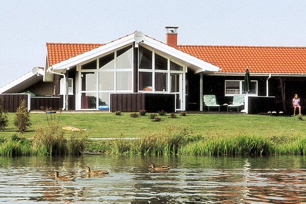 Vrijstaand vakantiehuis met panorama-uitzicht op het meer in Ottendorf - thumbnail 2
