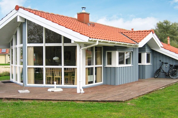 Vrijstaand vakantiehuis met sauna en whirlpool direct aan het meer in Otterndorf - thumbnail 1