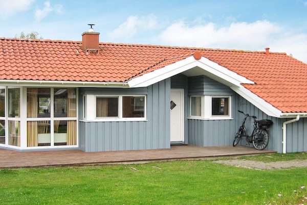 Vrijstaand vakantiehuis met sauna en whirlpool direct aan het meer in Otterndorf - thumbnail 2
