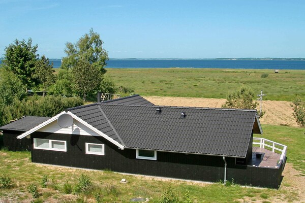 Vrijstaand vakantiehuis aan het Limfjord met whirlpool, sauna en panoramisch uitzicht - thumbnail 1