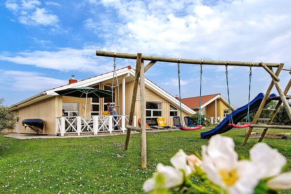 Op 1,5 km van zee: Ruim vakantiehuis in Ottendorf voor 12 personen · 135 m² - thumbnail 2