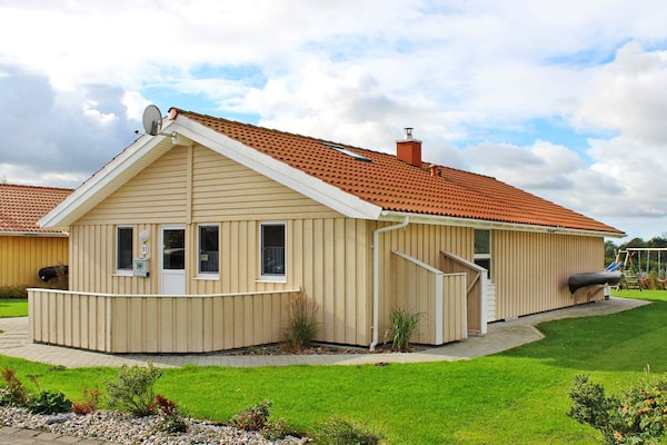 Op 1,5 km van zee: Ruim vakantiehuis in Ottendorf voor 12 personen · 135 m² - thumbnail 3
