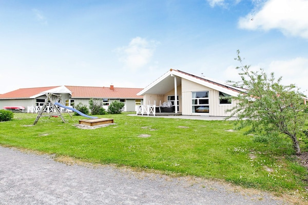 Op 1,5 km van zee: Ruim vakantiehuis in Ottendorf voor 12 personen · 135 m² - thumbnail 6