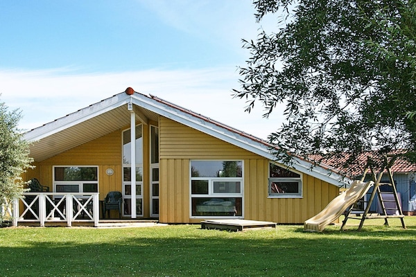 Wellnessvilla aan het water met sauna, whirlpool en kano in Ottendorf - thumbnail 1