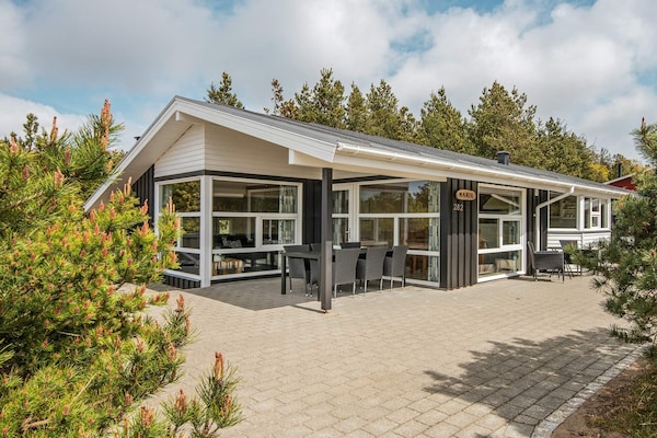 Vrijstaand familiehuis met sauna en jacuzzi, 1,8 km van Henne Strand - thumbnail 1
