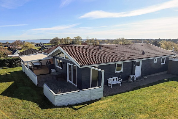 Ruim vakantiehuis met sauna en uitzicht op de Limfjord, vlakbij zee - thumbnail 1