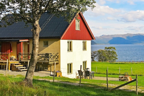 Vrijstaand vakantiehuis met panoramisch fjorduitzicht op Langøya - thumbnail 1