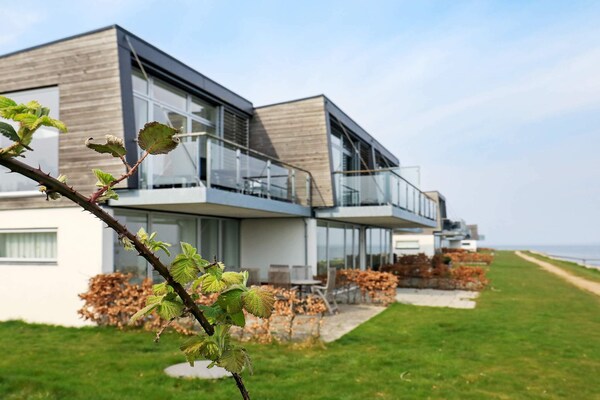 Havenpanorama vakantiehuis op 10 meter van de zee in Stege - thumbnail 1