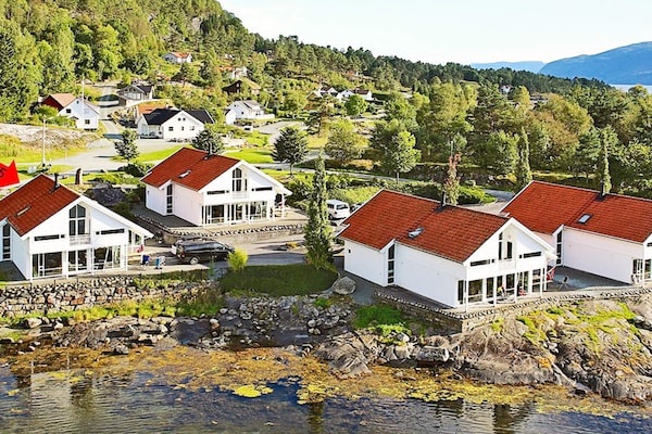Op 1,0 km van de piste: ruim vakantiehuis in Jelsa voor 12 personen · 250 m² - thumbnail 1