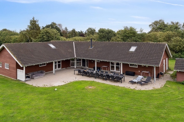 Groot vrijstaand vakantiehuis voor 18 personen met zwembad, sauna en activiteitenruimte op 600m van zee - thumbnail 1