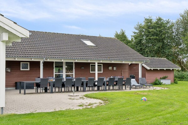 Groot vrijstaand vakantiehuis voor 18 personen met zwembad, sauna en activiteitenruimte op 600m van zee - thumbnail 2