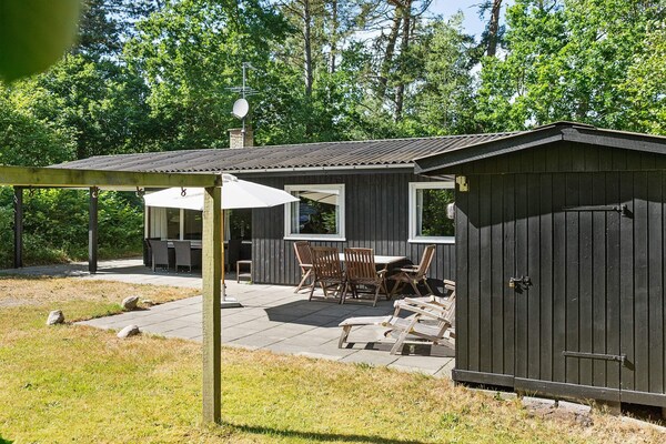 Vrijstaand vakantiehuis nabij duinen en zandstrand in Aakirkeby - thumbnail 1